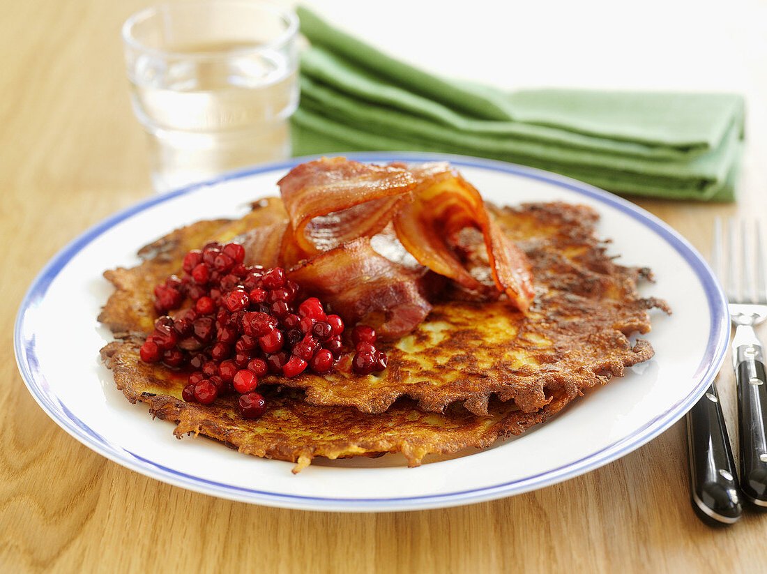 13175787-Raggmunk-Swedish-potato-pancakes-with-bacon.jpg