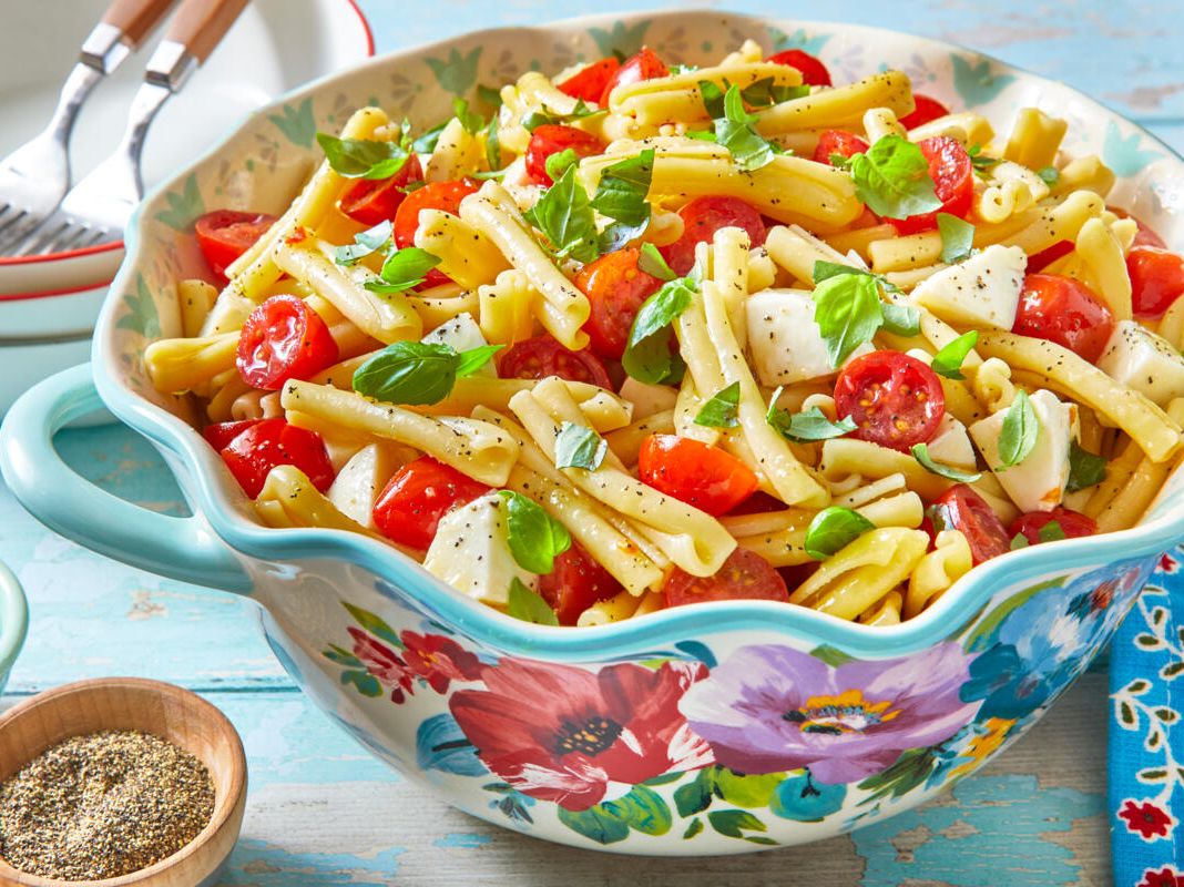 caprese-pasta-salad-recipe-1-1650392707.jpg