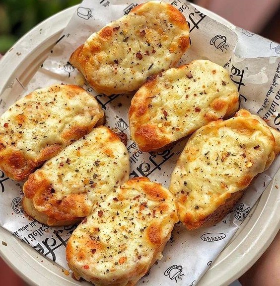 Cheesy Garlic Bread.jpg