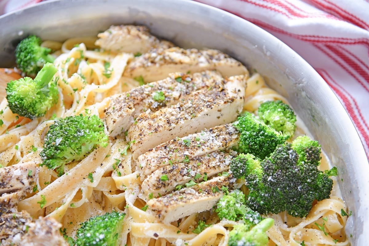 Easy Chicken and Broccoli Alfredo Recipe.jpg