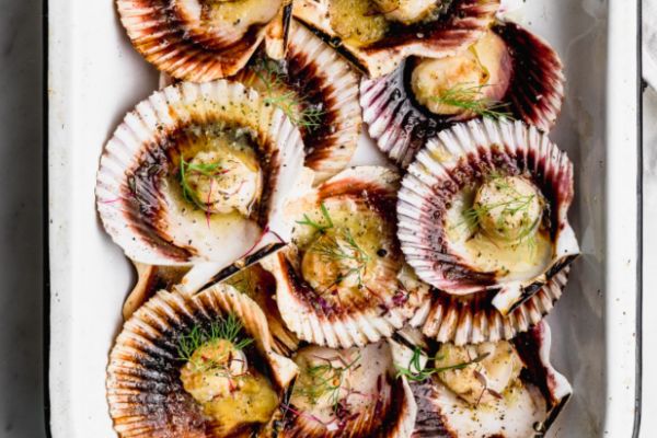 GRILLED SCALLOPS WITH BUTTER, GARLIC AND WHITE WINE.jpg