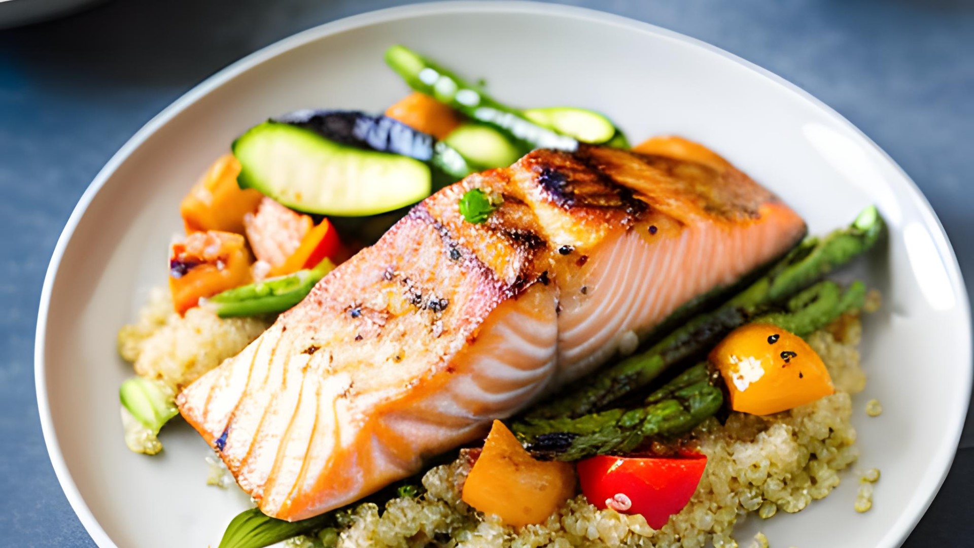 Grilled_Salmon_with_Quinoa_and_Veggies.jpg