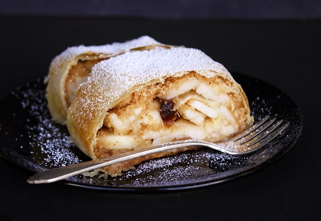 Original-Viennese-Applestrudel2 (1).jpg