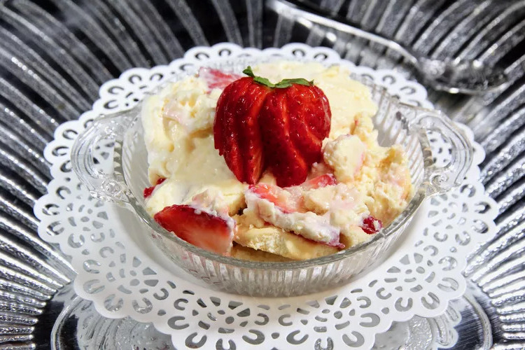 Strawberry Pudding Dessert.jpg