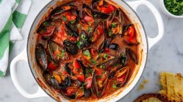 Mussels In Tomato Sause And Garlic.JPG